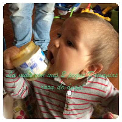 Josu comiendo hasta el tarrito de Naturnes