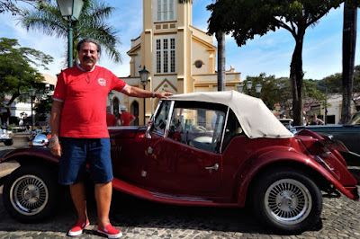 Romeu "Sargento Pimenta" Nardini inspecionando a tropa de MPs na Praça da Matriz em Socorro.