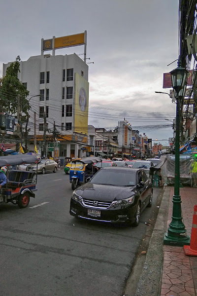 考山路繁忙的街道