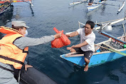  Personel Bakamla RI Bagi-Bagi Bansos di Tengah Laut Manado