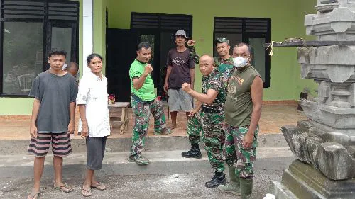 Babinsa Peduli Warga Terdampak Banjir di Desa Menganti