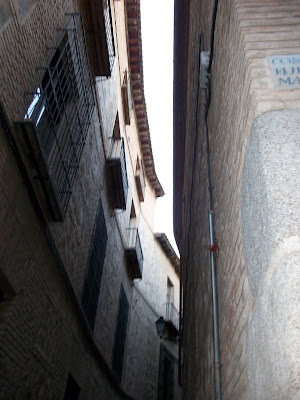 Calle de Toledo muy estrecha con la fachada curva