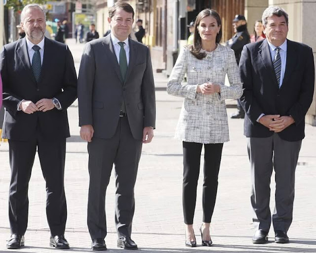 Queen Letizia wore a new silver golden buttons long tweed jacket by Massimo Dutti. Hugo Boss black trousers