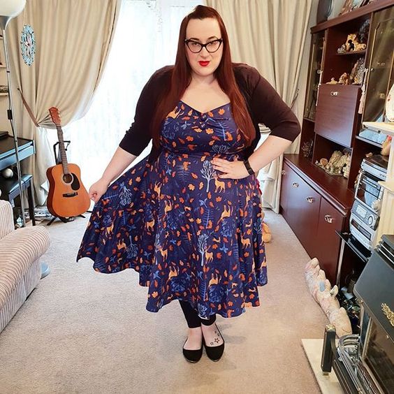 Plus size girl wearing Collectif Friends of the forest Dolores dress