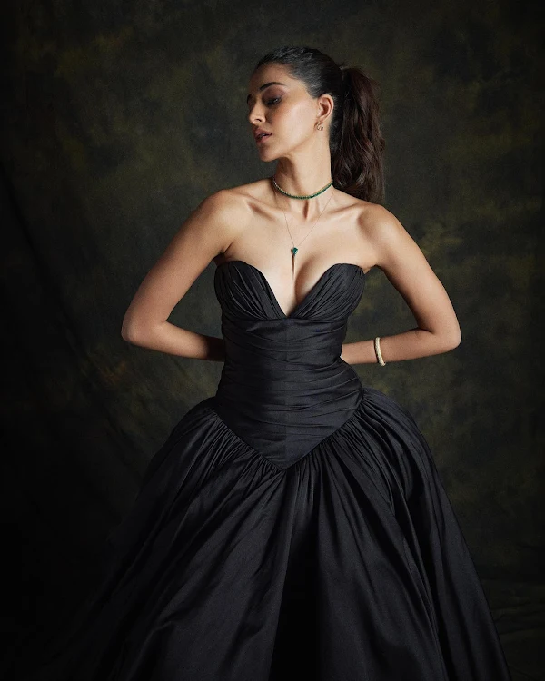 ananya panday cleavage black dress