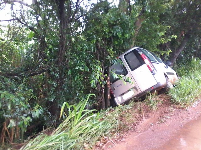 Veículo de Cristal do Sul evita acidente grave e perde o controle, causando apenas danos materiais. 