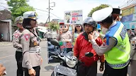 Polres Malang Berbagi Helm Gratis untuk Pengendara Motor di Operasi Keselamatan Semeru 2023