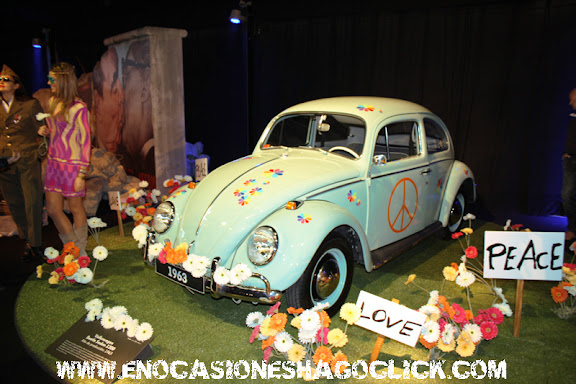 Fotos de la exposición sobre la historia del Volkswagen Beetle en la plaza de Callao de Madrid