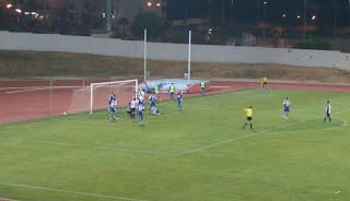 Uma das muitas jogadas confusas junto à área, nos quais se adivinhou o golo da igualdade do Farense