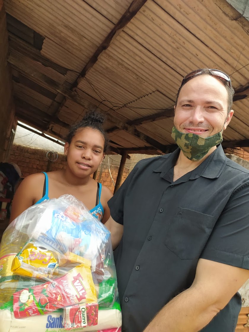 Entrega de alimentos para a população carente.