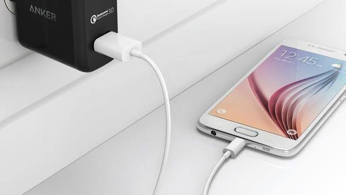 gunakan charger asli untuk mengisi baterai hp