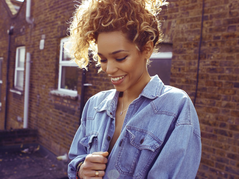 Izzy Bizu vive uma manhã preguiçosa no videoclipe de ‘Talking to You’