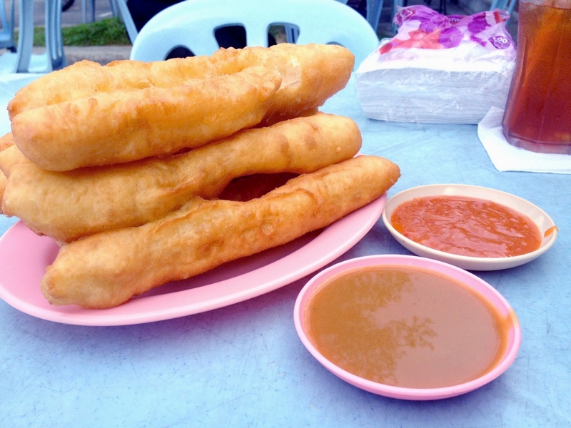 Hidangan cakoi bersama kuah kacang