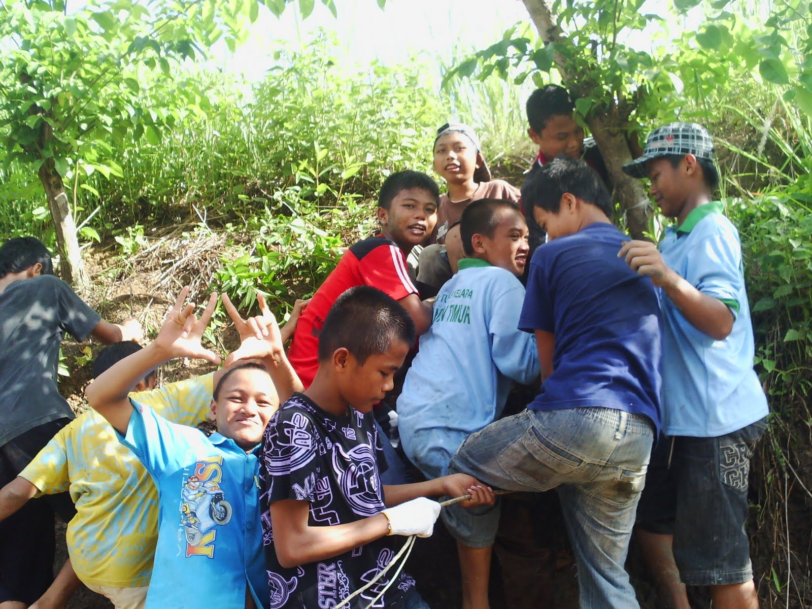  Kerja  bakti  Anak Uswah