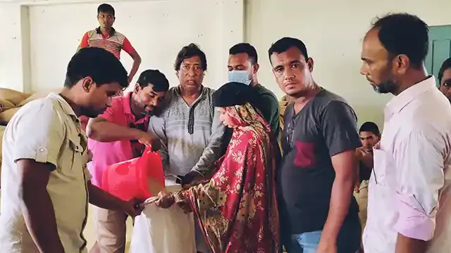 উল্লাপাড়ার দূর্গানগর ইউপিতে ঈদ উপহার ভিজিএফ'র চাউল বিতরণ