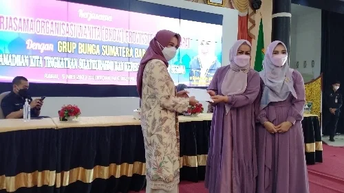 Foto Ny Edha Desri Menyerahkan Paket Bantuan Secara Simbolis kepada Ketua BKOW Sumbar dr. Fitria Audy, Sp.KK, M. kes.