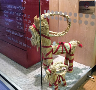 Pic of two straw goats in shop window - two different sizes