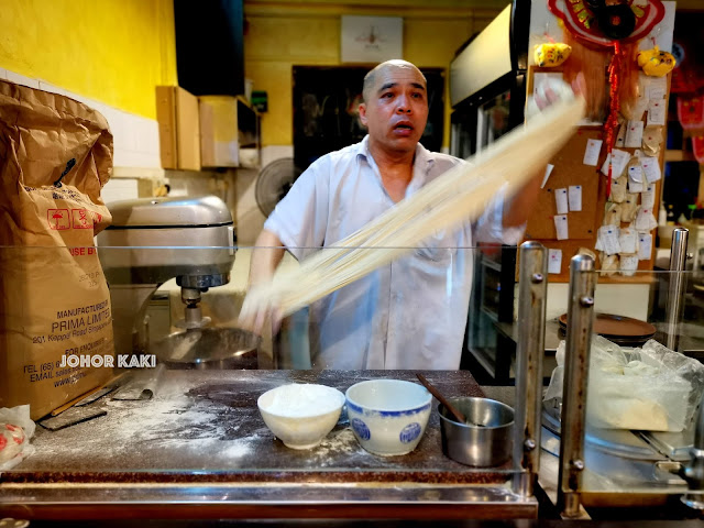 Singapore-Chinatown-Noodle-Man