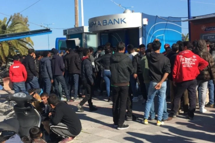 Κόβει το επίδομα μεχρι να μπουν ΑΤΜ στα κέντρα υποδοχής το Υπουργείο Μετανάστευσης
