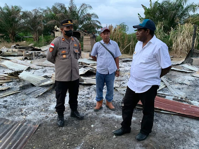 Piter Gusbager Kunjungi Korban Kebakaran di Kebun III Barak Hosana PT. TSP Arso Timur