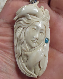Goddess Pendant w Stone 008