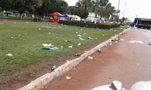 Festa de fim de ano transforma em lixeiro praça central de Brasnorte