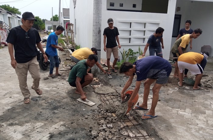 Warga RT 022 Jameela Village Kerja Bakti Perbaiki Gorong-Gorong dan Babat Rumput