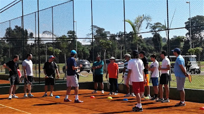 O tenista Fernando Meligeni - em primeiro plano - realizou uma clínica com parte dos convidados.