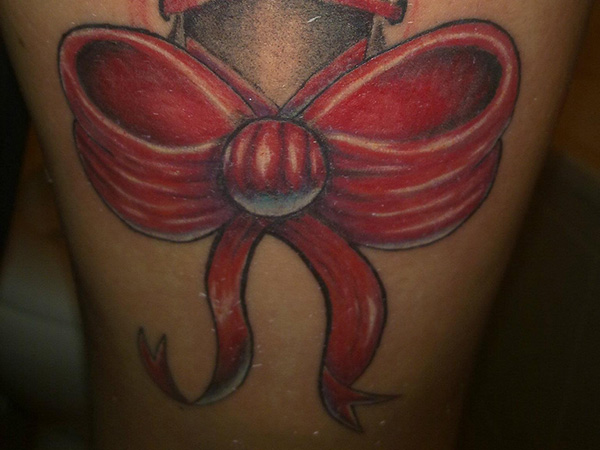 Grosso Laço Vermelho Tatuagem