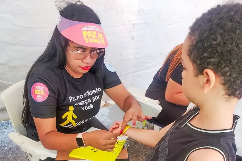 O Detran-DF inovou neste ano e realizou a identificação de crianças. Somente nesta segunda-feira (12), 500 pequenos foliões receberam pulseiras com os dados dos responsáveis