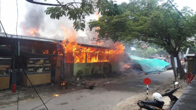 Aksi Selfie Illiza bersama mahasiswi saat terjadi kebaran di warung samping RSUDZA