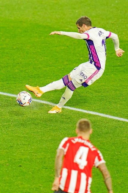 Pablo Hervías, ante Íñigo Martinez, dispara a puerta en la jugada que propiciaría el segundo gol vallisoletano. REAL VALLADOLID C. F. 2 ATHLETIC CLUB DE BILBAO 1. 08/11/2020. Campeonato de Liga de 1ª División, jornada 9. Valladolid, estadio José Zorrilla.