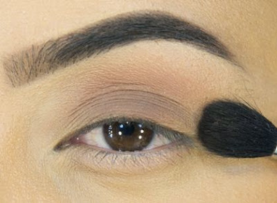 Cómo hacer un maquillaje ahumado en tono marrón y negro