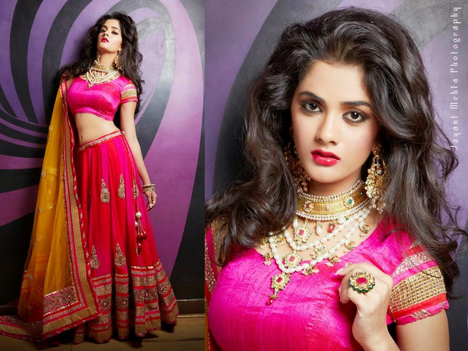 Bhagyashree Mote hootest marathi actress Wallpaper image in saree salwar jeans