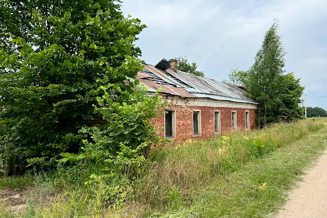 Ярополец, Пушкинская улица, хозяйственный флигель бывшей усадьбы Чернышевых