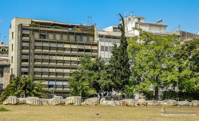 Restos do Templo de Zeus Olímpico na Avenida Vassilis Amalias, Atenas, Grécia