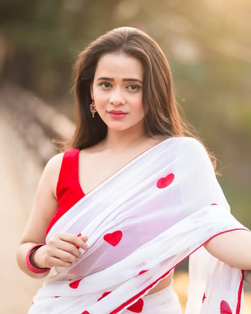 Madhura Joshi latest hot stills in sleeveless blouse
