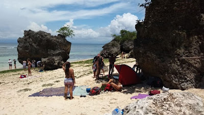 Berjemur di sisi tebing Pantai Pandawa Bali