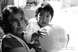 Rostro de niño y anciana en Cuesta Blanca - La vida en disparos - Blog de fotografia