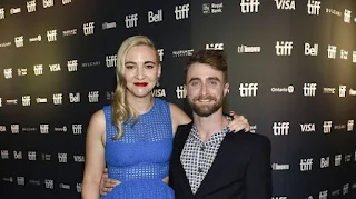 Daniel Radcliffe e Erin Darke no tapete vermelho do TIFF