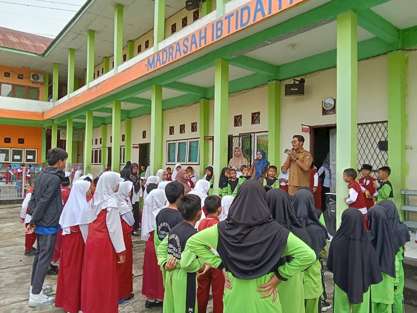SISWA MI NUR RISKA MELAKSANAKAN TES KEBUGARAN