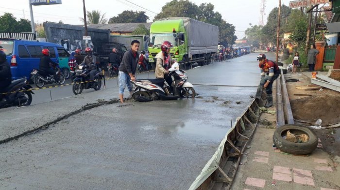 Nekat : Emak-emak terjang jalan basah habis di cor! Piye jal?