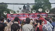 Demo KPU, Massa Aksi Nekat Mau Jebol Barrier Beton