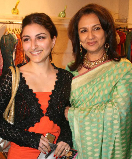 Soha Ali Khan with Mother 