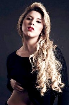 Foto de Yahaira Plasencia posando con cabello ondulado