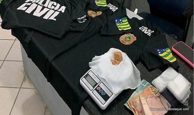 Mulher é detida em Santa Cruz com drogas e camisas da Polícia Civil de Goiás