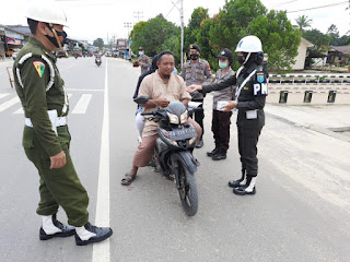 Pentingnya Pakai Masker, TNI-POLRI di Ngabang Bagikan masker