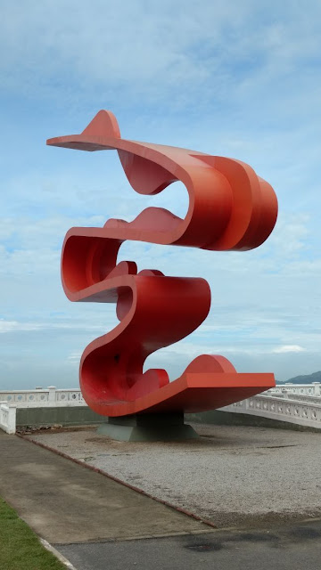 escultura de tomie ohtake na praia de santos