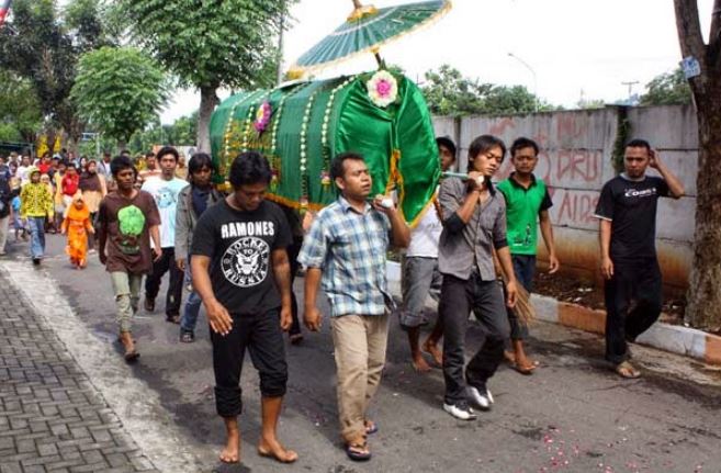 menggotong jenazah