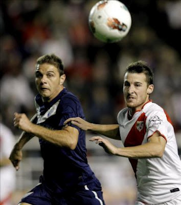 El centrocampista del Málaga, Joaquín Sánchez (i), y el defensa del Rayo Vallecano, Tito (d), pelean por la pelota durante el partido de Liga